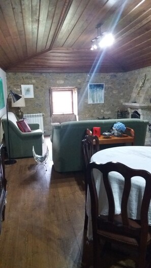 2 quartos, ferros/tábuas de passar roupa, berço de viagem