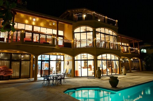 Villa Verano 4 BR Beachfront, Luxury Villa is suitable for groups