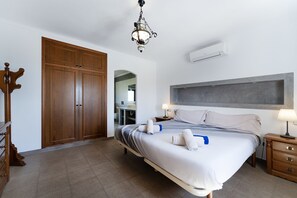 5 habitaciones, tabla de planchar con plancha, cuna de viaje y wifi 