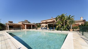 A clear swimming pool with lounge chairs and a covered patio area. - Finca Cas Mungi, Villa with Private Pool (Horta, S' (Felanitx))