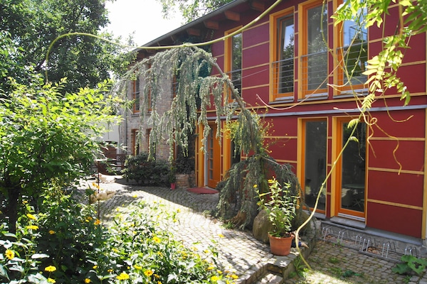 rote Remise Außenansicht mit Hofgarten