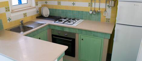 Réfrigérateur, four, plaque de cuisson, cafetière/bouilloire