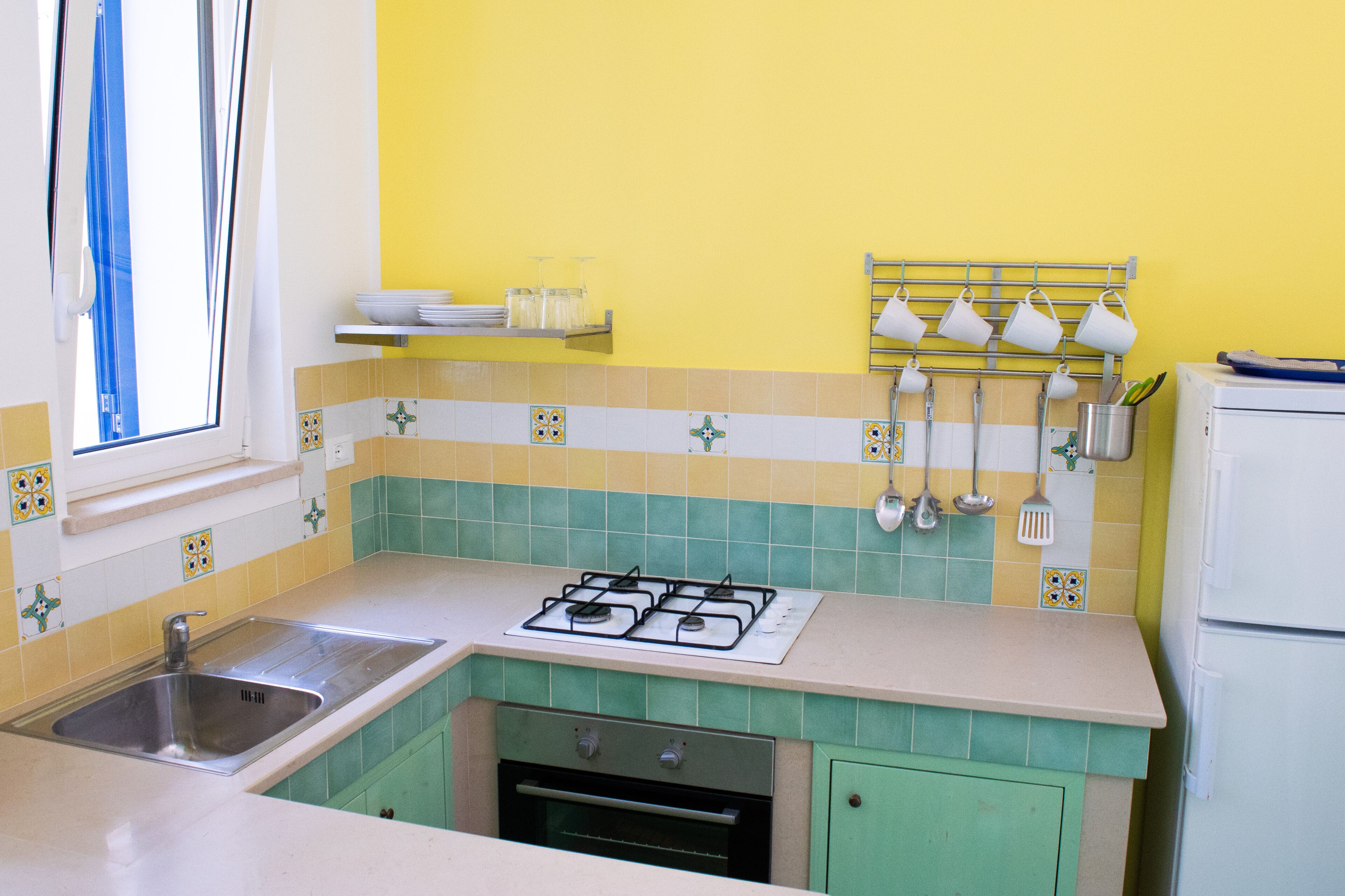 Fridge, oven, stovetop, coffee/tea maker