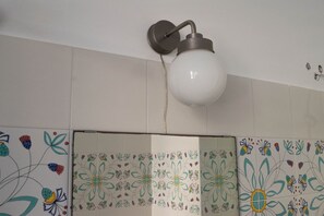 Een douche, een bidet, handdoeken, zeep
