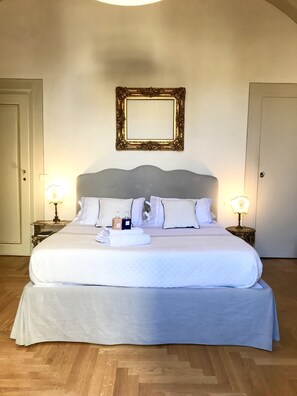 1 quarto, ferros/tábuas de passar roupa, berço de viagem