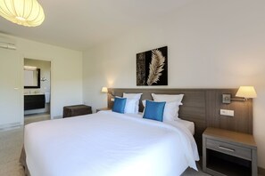 1 bedroom, iron/ironing board, Internet, bed sheets - Master  Suite Villa featuring a Private Pool, Garden, Parking and Spa (Calvi)