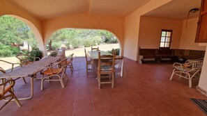 Outdoor dining - Spacious Villa with pool and view of Asinara Gulf, 11 minutes from the beach (Li Reni)
