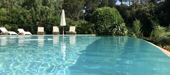 Large, Secured Family Villa w Infinity Pool, Garden, WiFi & AC in Exclusive Area