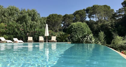 Suuri perheen huvila, jossa on uima-allas, puutarha, langaton internetyhteys ja AC yksinomaisella alueella