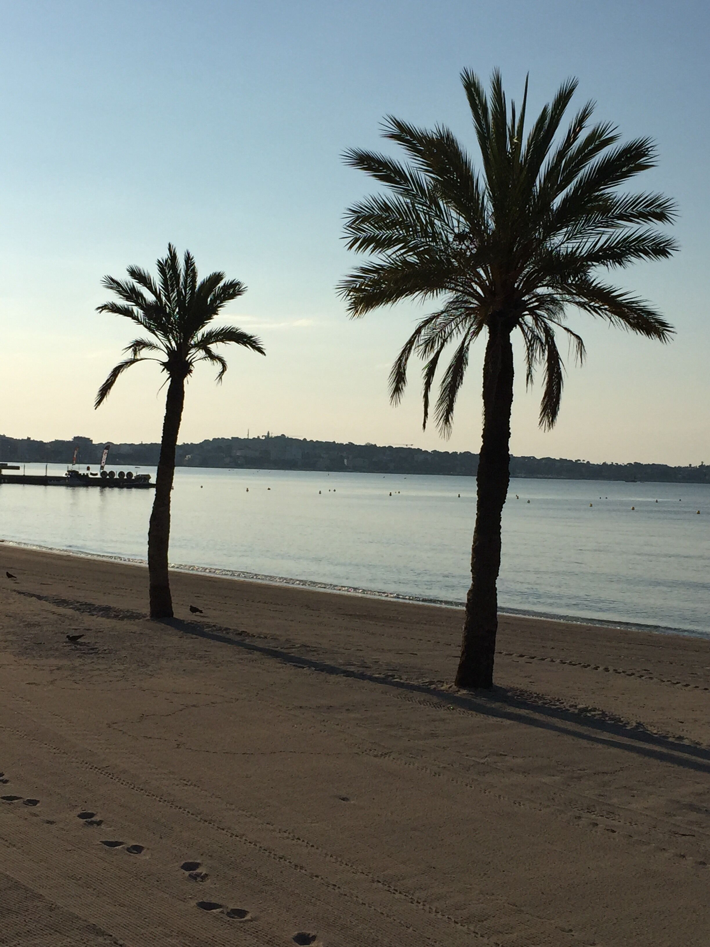 Vlak bij het strand, ligstoelen, strandlakens
