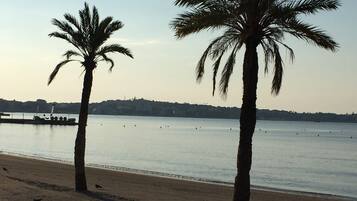 Vlak bij het strand, ligstoelen, strandlakens