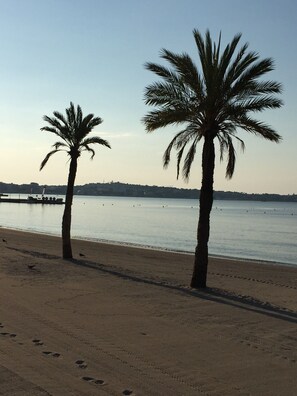 Beach nearby, sun-loungers, beach towels