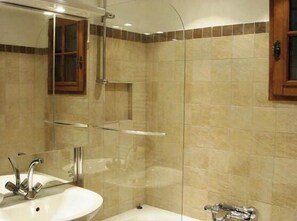 وحدات دش مع أحواض استحمام، مجففات شعر، مناشف، ورق حمّام
