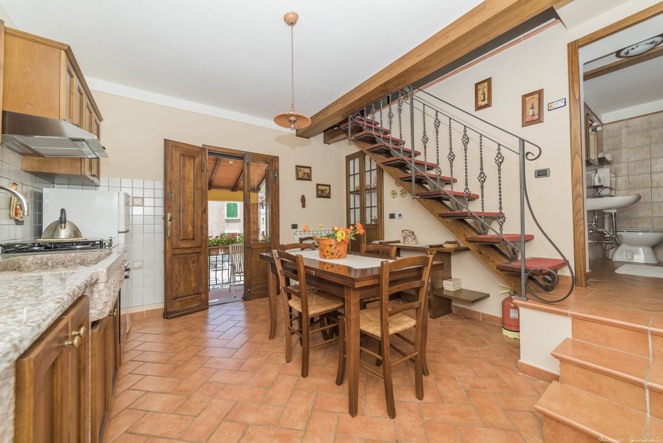 Kühlschrank, Ofen, Herdplatte, Wasserkocher mit Kaffee-/Teezubehör