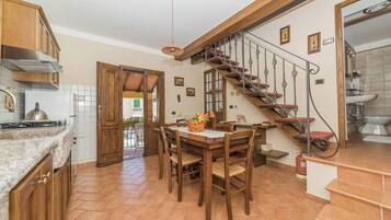 Kühlschrank, Ofen, Herdplatte, Wasserkocher mit Kaffee-/Teezubehör