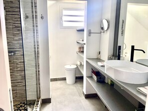 Douche, sèche-cheveux, serviettes fournies, shampoing
