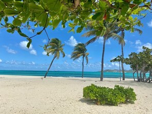 On the beach, sun-loungers, beach towels - SXM Luxury Beachfront Condo On The Beach sea view Tropical Garden Pools Tennis (Saint-Martin)