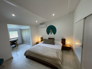 2 chambres, coffres-forts dans les chambres, fer et planche à repasser