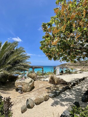 On the beach, sun-loungers, beach towels - SXM Luxury Beachfront Condo On The Beach sea view Tropical Garden Pools Tennis (Saint-Martin)