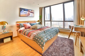 Comfort Room, City View | Dihias secara berasingan, dilengkapkan perabot secara berasingan, meja 