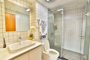 Habitación Confort, vistas a la ciudad | Baño | Ducha y cabezal de ducha tipo lluvia