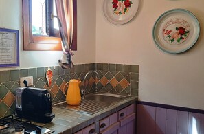 Fridge, cookware/dishes/utensils