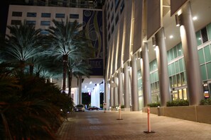 Exterior - Great Value!! All Inclusive Monthly Rental-On the Water!! Residential Building. (Miami)