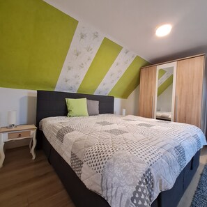2 bedrooms, iron/ironing board, WiFi, bed sheets
