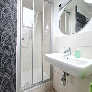 Shower, hair dryer, towels, soap - Apartment with terrace and best conditions for restful sleep (Dahme)