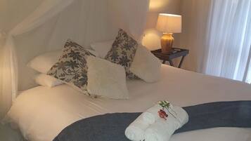 Luxury Double Room | Meja, seterika/papan seterika, Wi-fi percuma, cadar katil