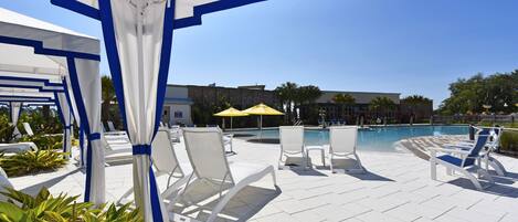 Una piscina al aire libre, una piscina climatizada