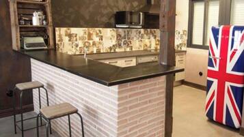 Réfrigérateur, micro-ondes, four, plaque de cuisson