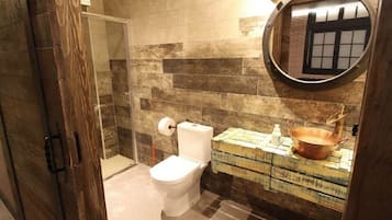 Douche, sĂšche-cheveux, serviettes fournies, savon