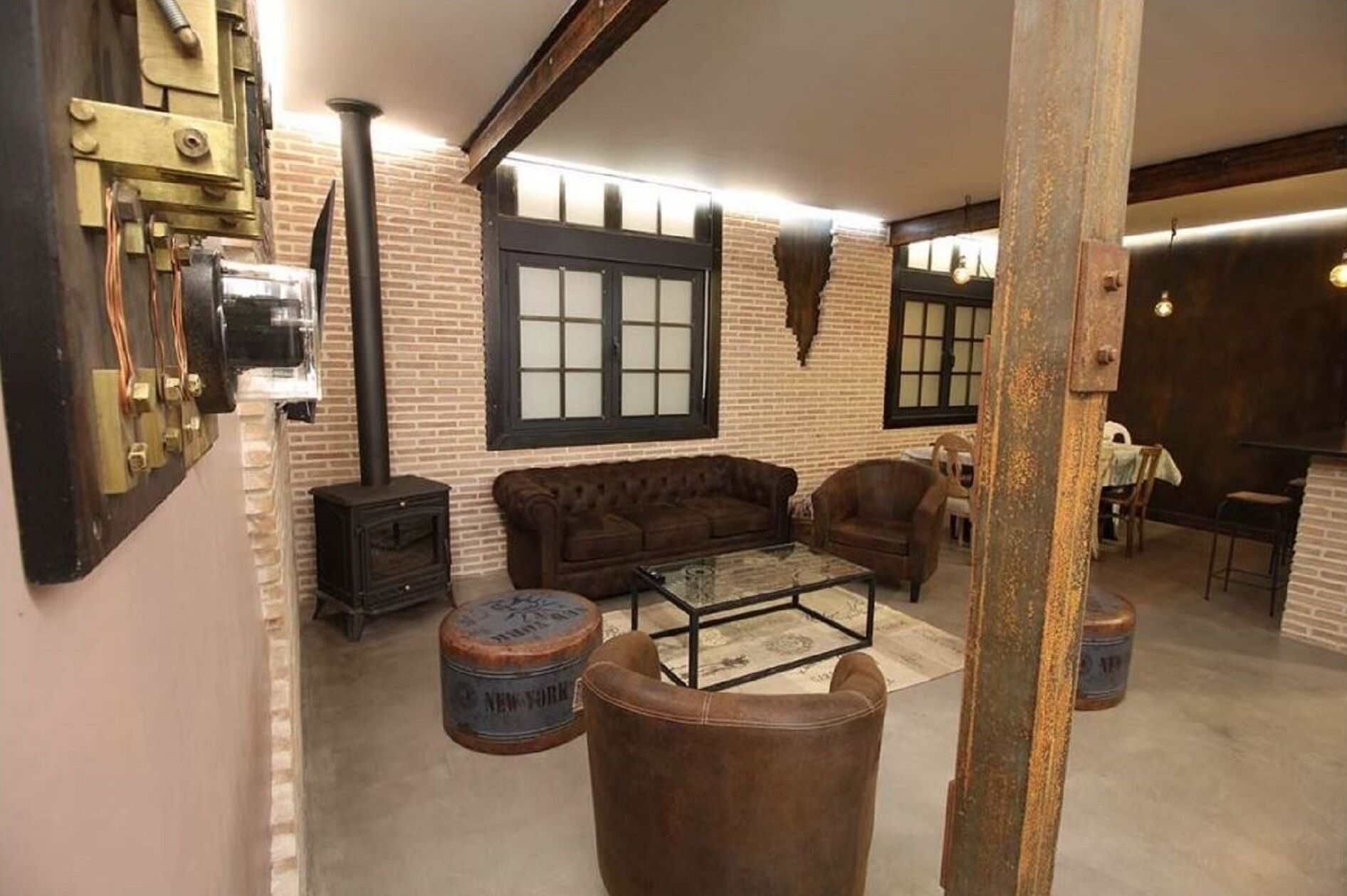 Een televisie en een open haard