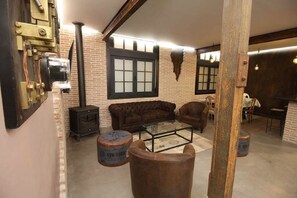 TV, fireplace - Chester Rest Apartment (Guadalajara)
