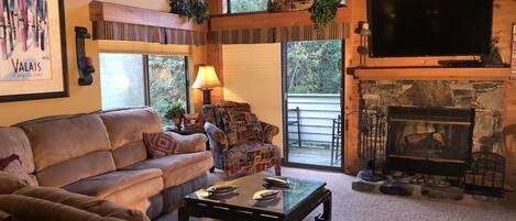 TV connectée, cheminée, lecteur de DVD, vidéothèque