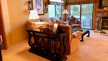 TV connectée, cheminée, lecteur de DVD, vidéothÚque