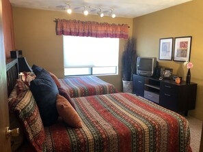 3 bedrooms, iron/ironing board, free WiFi, bed sheets - 7 Springs Champion PA ON THE SLOPES!!!!  Book 4 nights get 5th free (Champion)