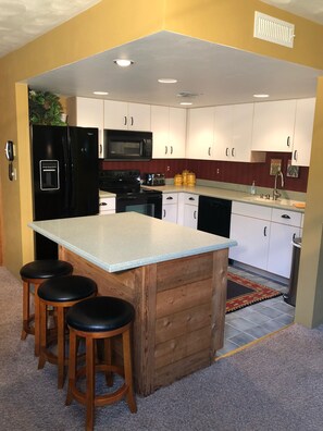 Refrigerador, microondas, horno y parrilla de estufa 