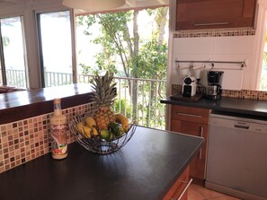 Réfrigérateur, four à micro-ondes, un four, surface de cuisson