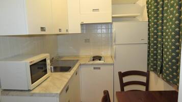 Kühlschrank, Mikrowelle, Herdplatte, Wasserkocher mit Kaffee-/Teezubehör