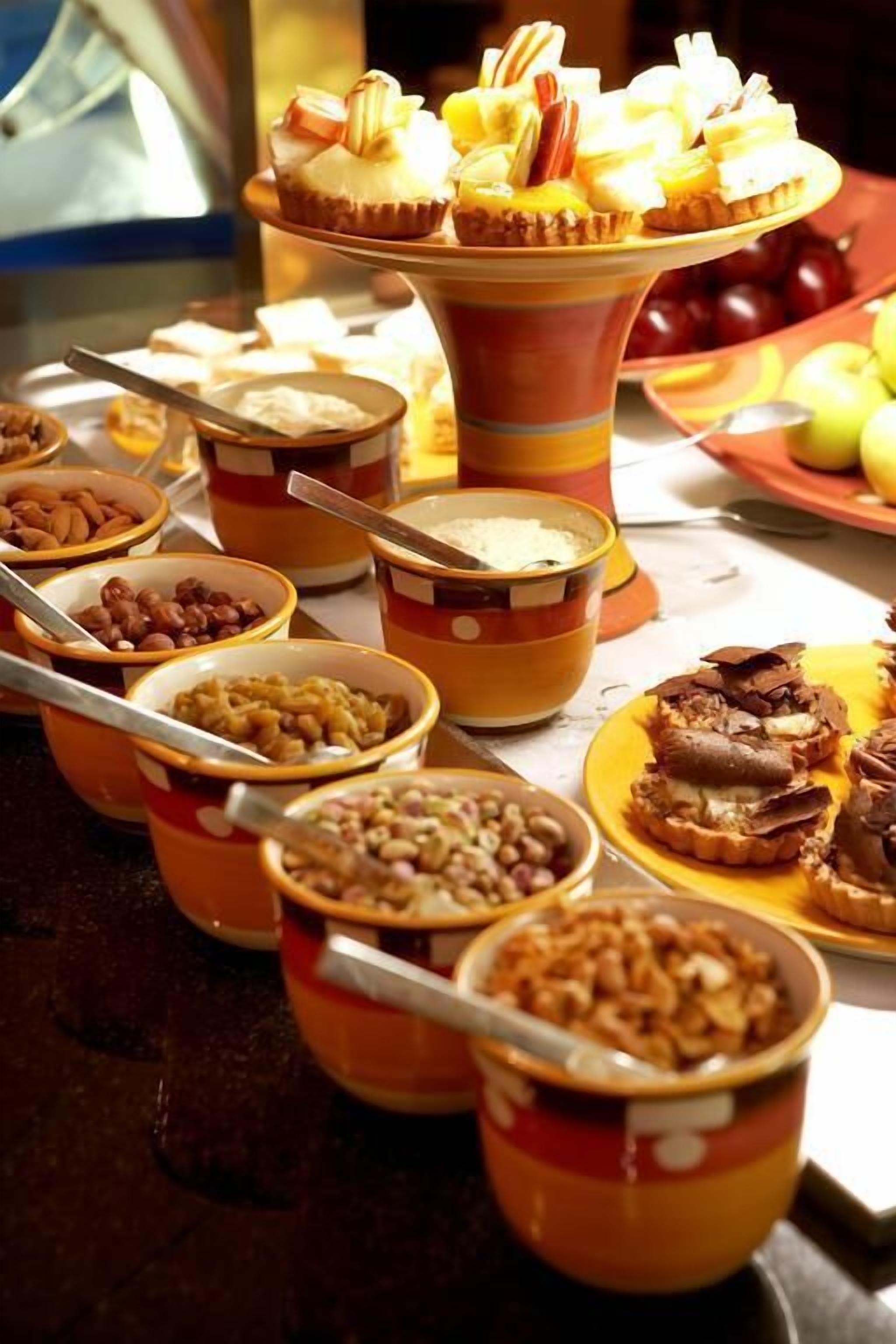 Ein Buffet mit verschiedenen Speisen und Schalen.