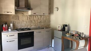 Fridge, oven, stovetop, coffee/tea maker