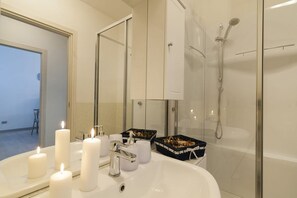 Doccia, asciugacapelli, bidet, asciugamani