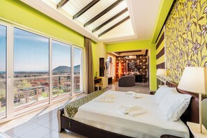 5 bedrooms, in-room safe, iron/ironing board, WiFi - Paramithia Villa with Private Pool (Afantou)