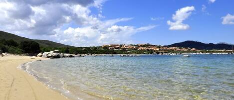 Plage, chaises longues