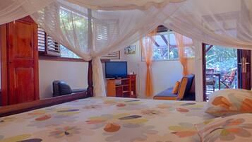 2 bedrooms, iron/ironing board, free WiFi, bed sheets