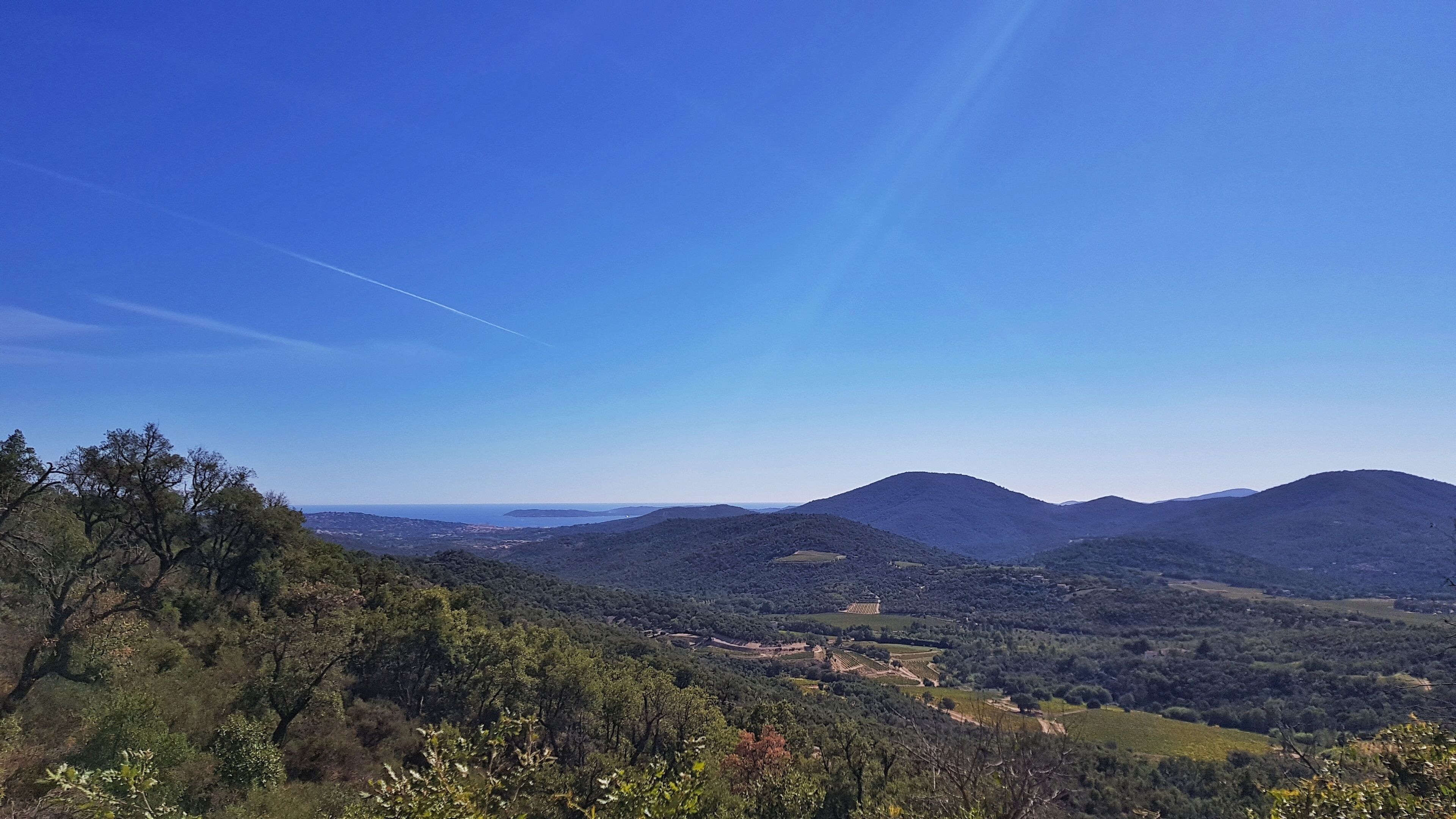 Paesaggio montuoso sotto un cielo sereno.