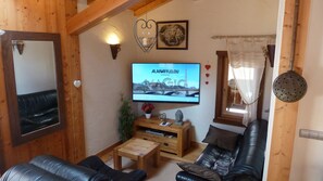 Smart-tv, een open haard, een dvd-speler en een tafeltennistafel