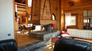 Smart-tv, een open haard, een dvd-speler en een tafeltennistafel